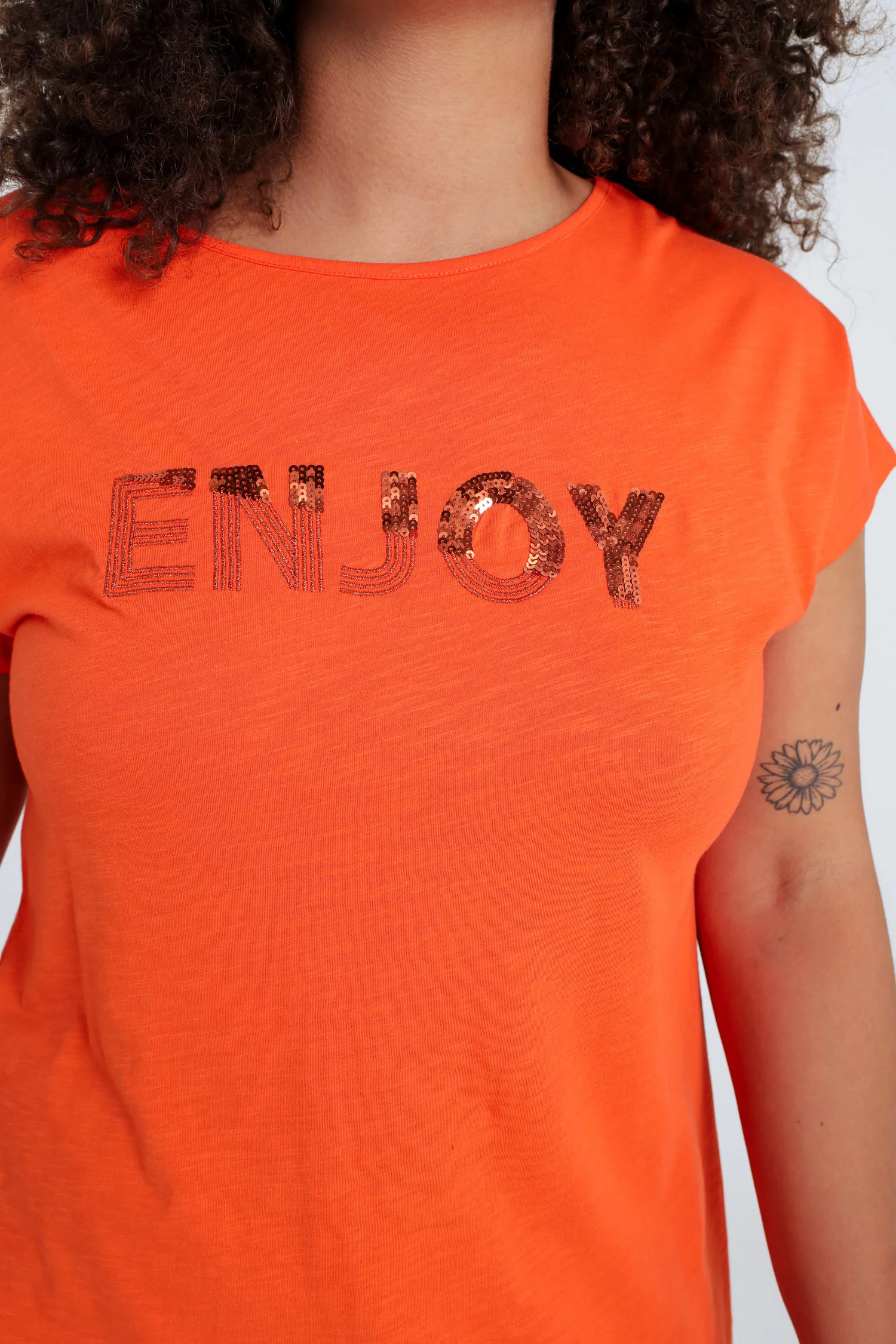 T-shirt uni avec broderie Enjoy et sequins - Image 25