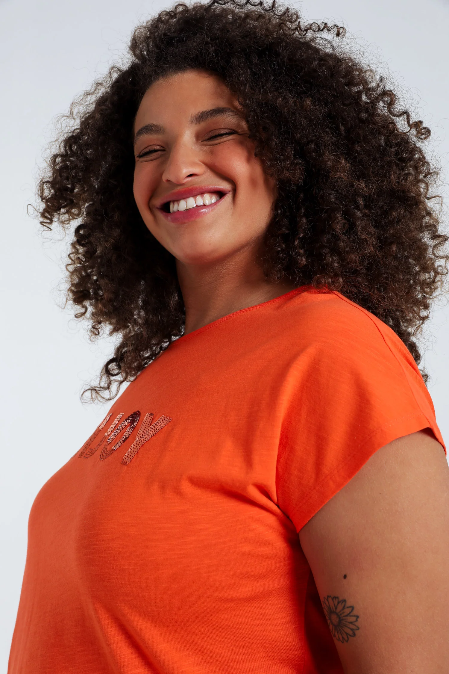 T-shirt uni avec broderie Enjoy et sequins - Image 28