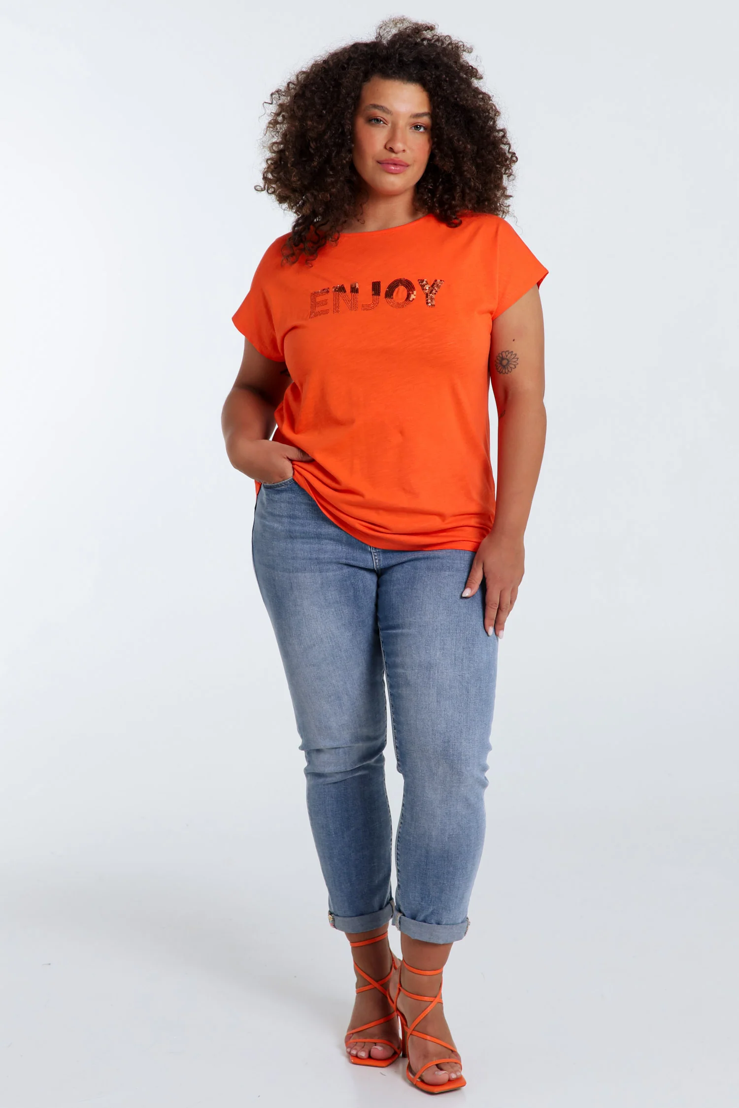 T-shirt uni avec broderie Enjoy et sequins - Image 30