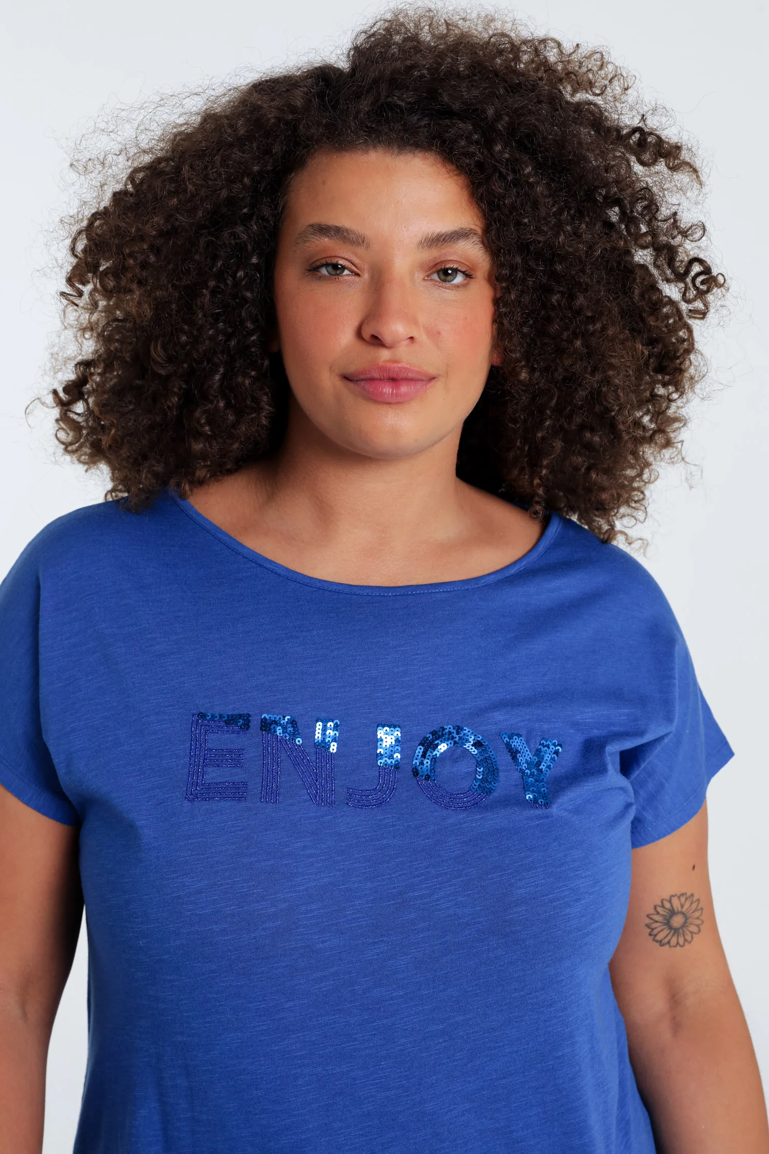 T-shirt uni avec broderie Enjoy et sequins - Image 37