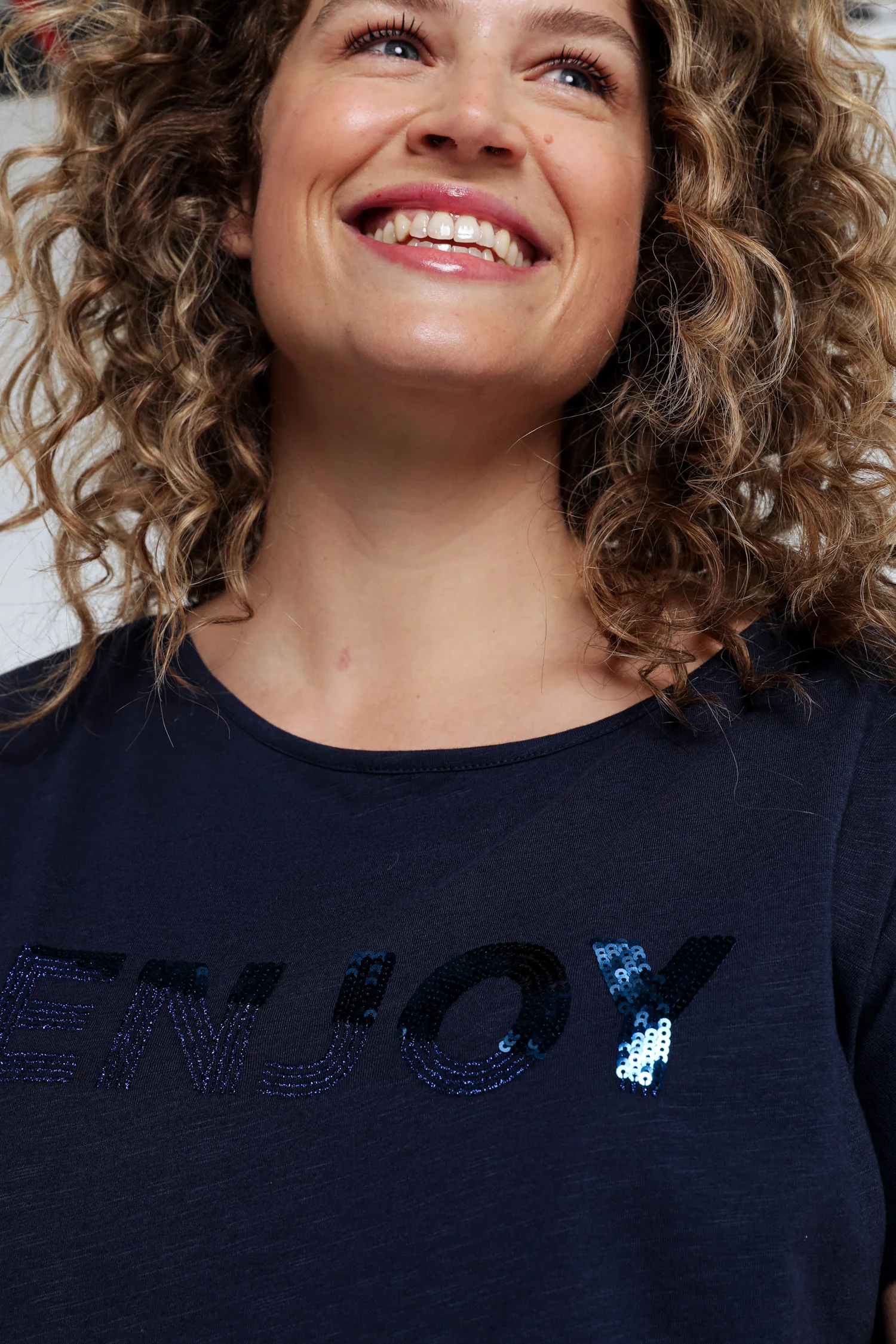 T-shirt uni avec broderie Enjoy et sequins - Image 5