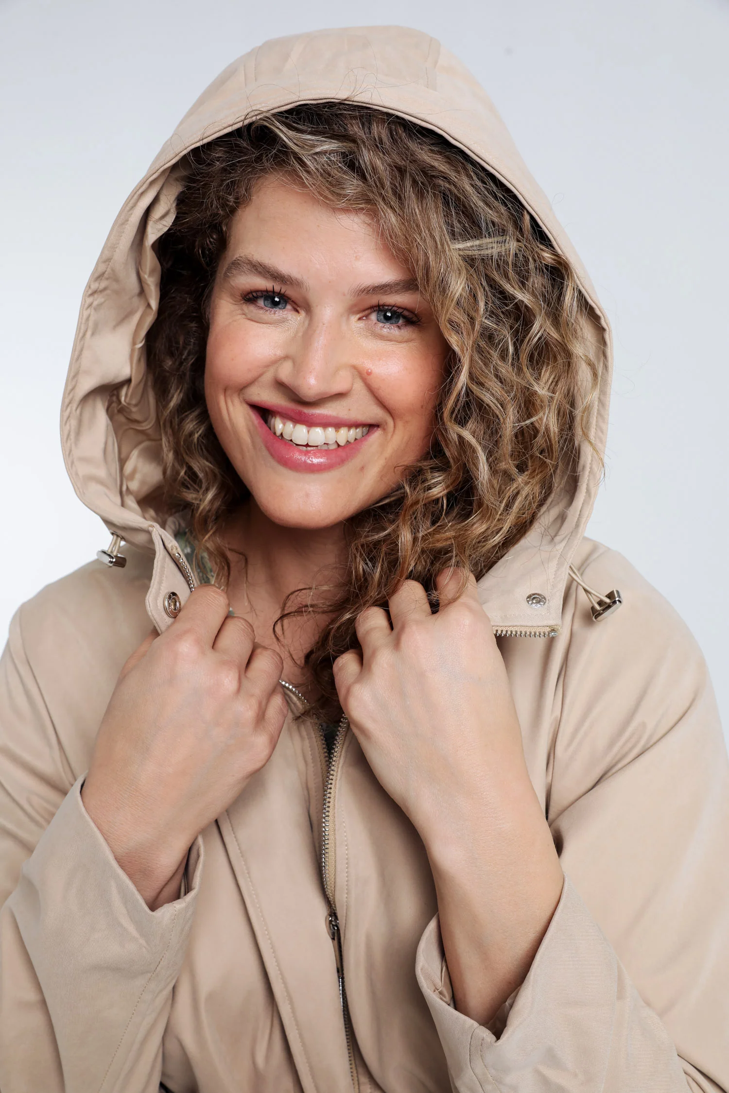 Trench mi-long uni avec capuche - Image 17
