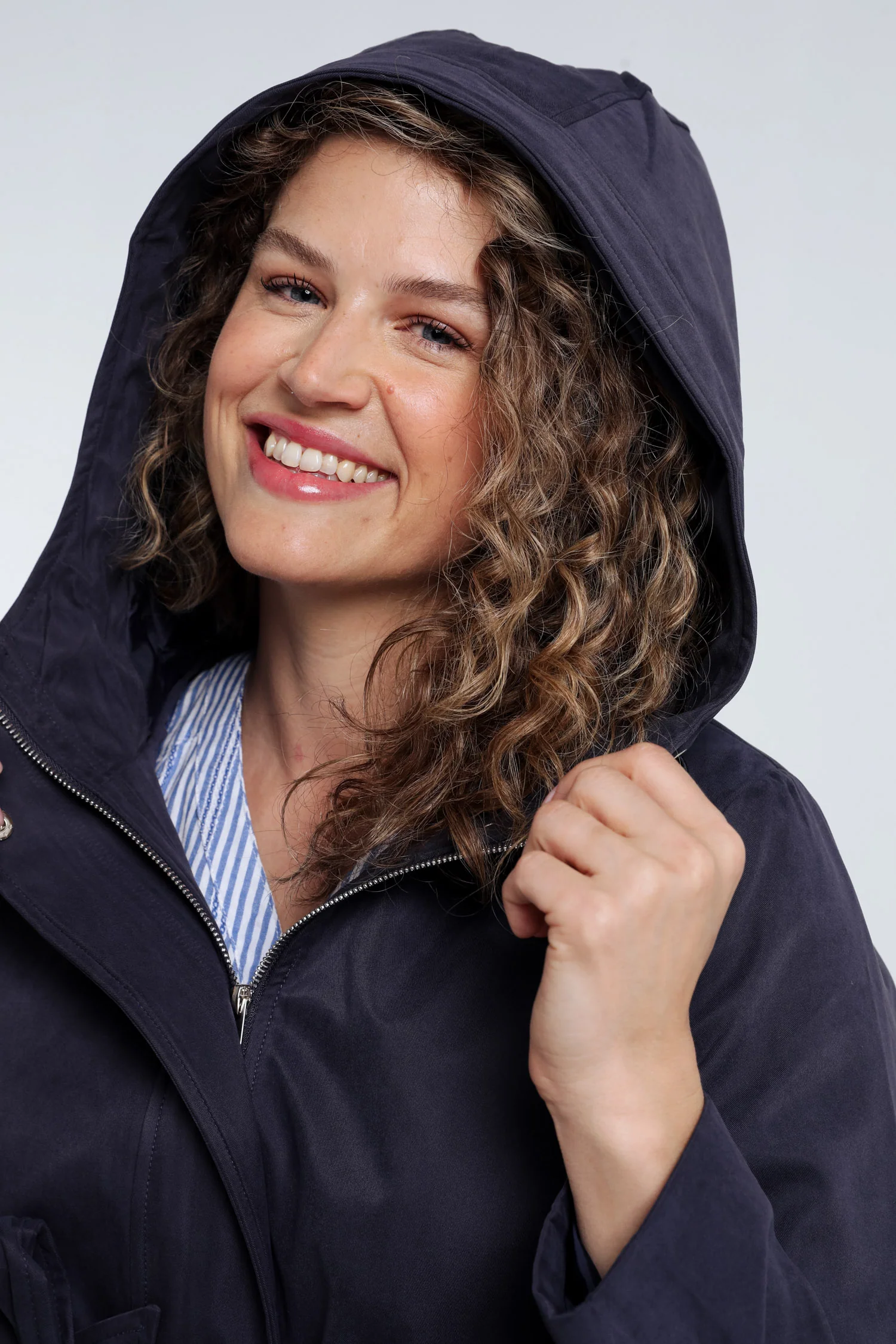 Trench mi-long uni avec capuche - Image 3