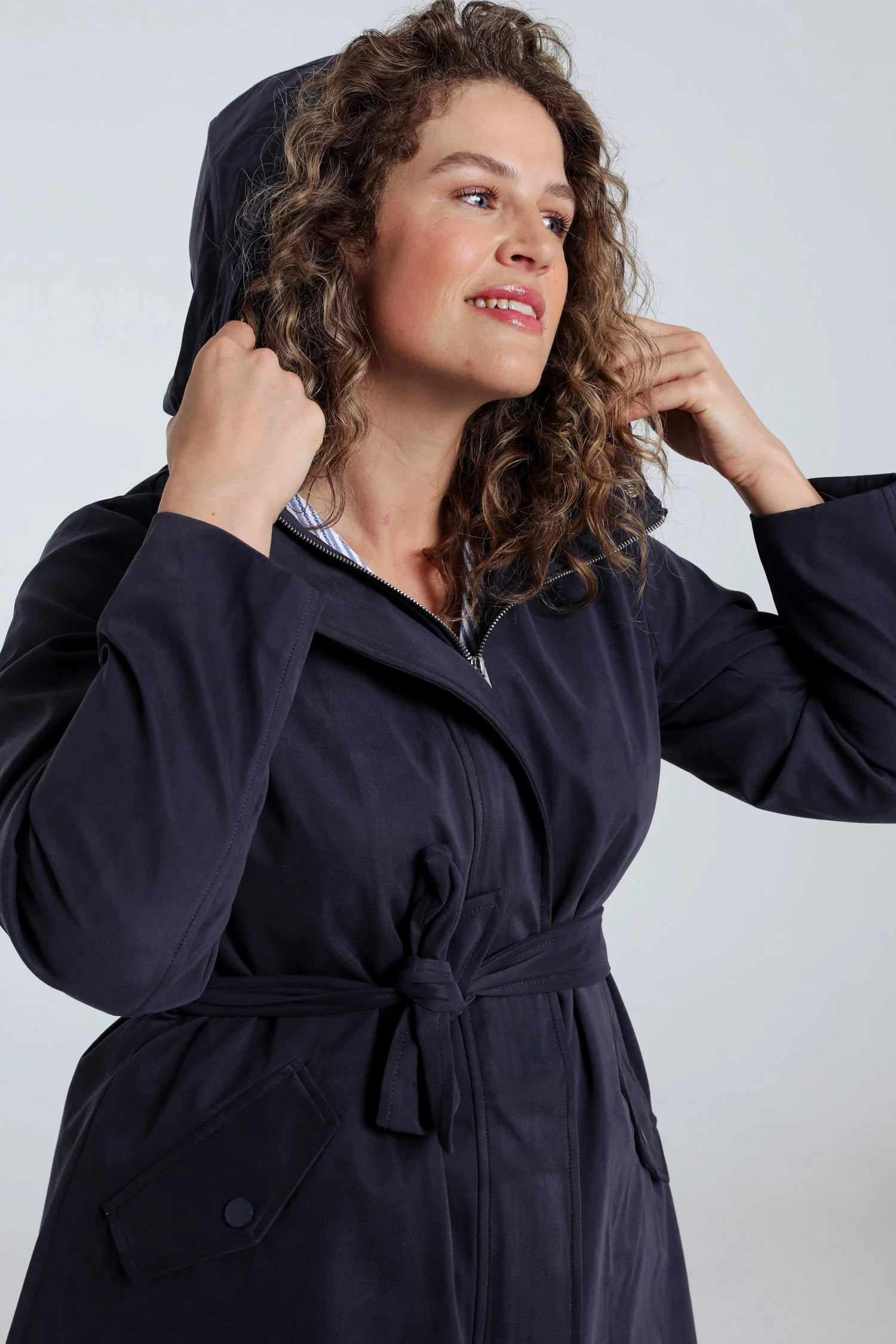 Trench mi-long uni avec capuche - Image 4