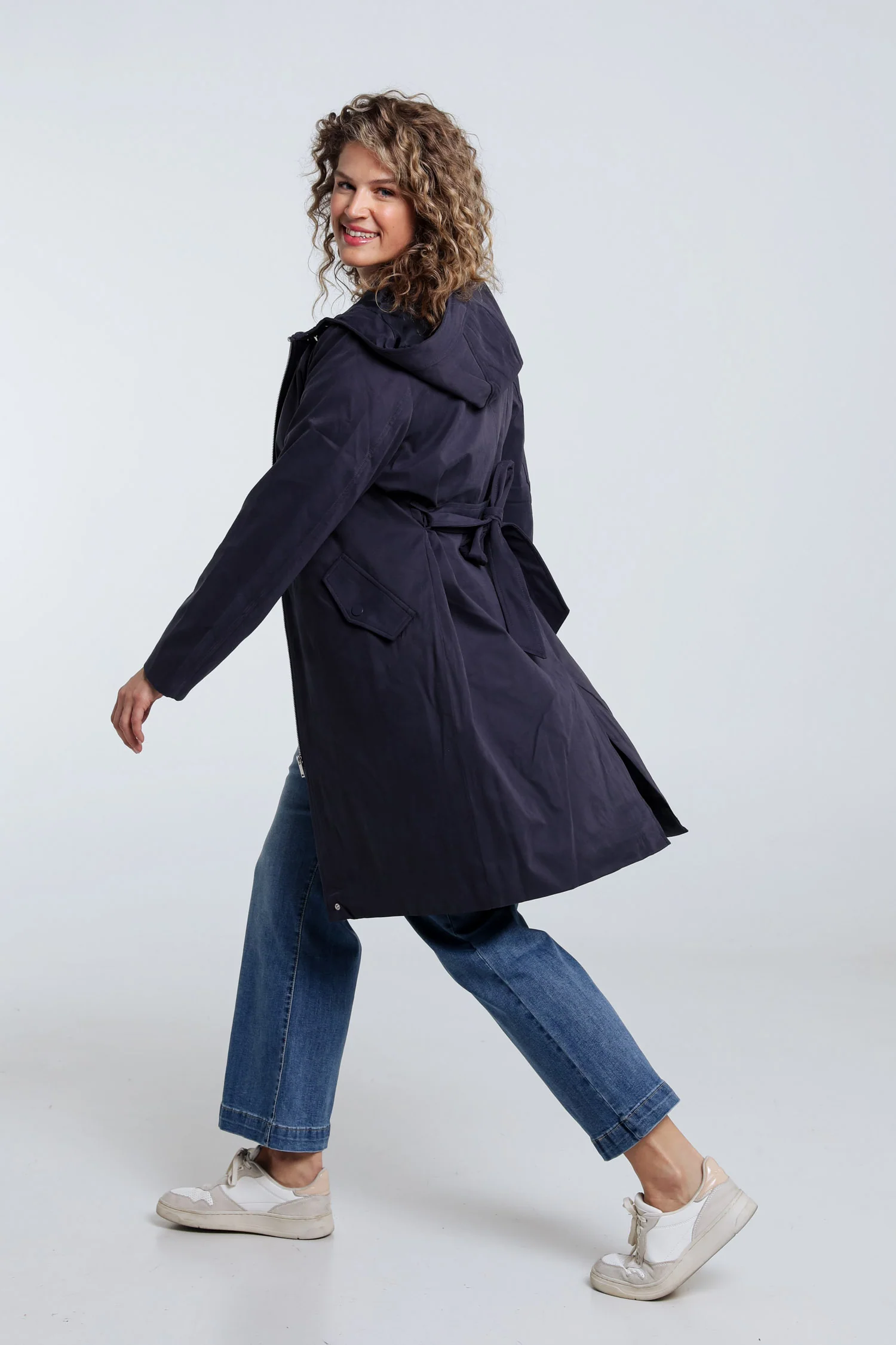 Trench mi-long uni avec capuche - Image 9