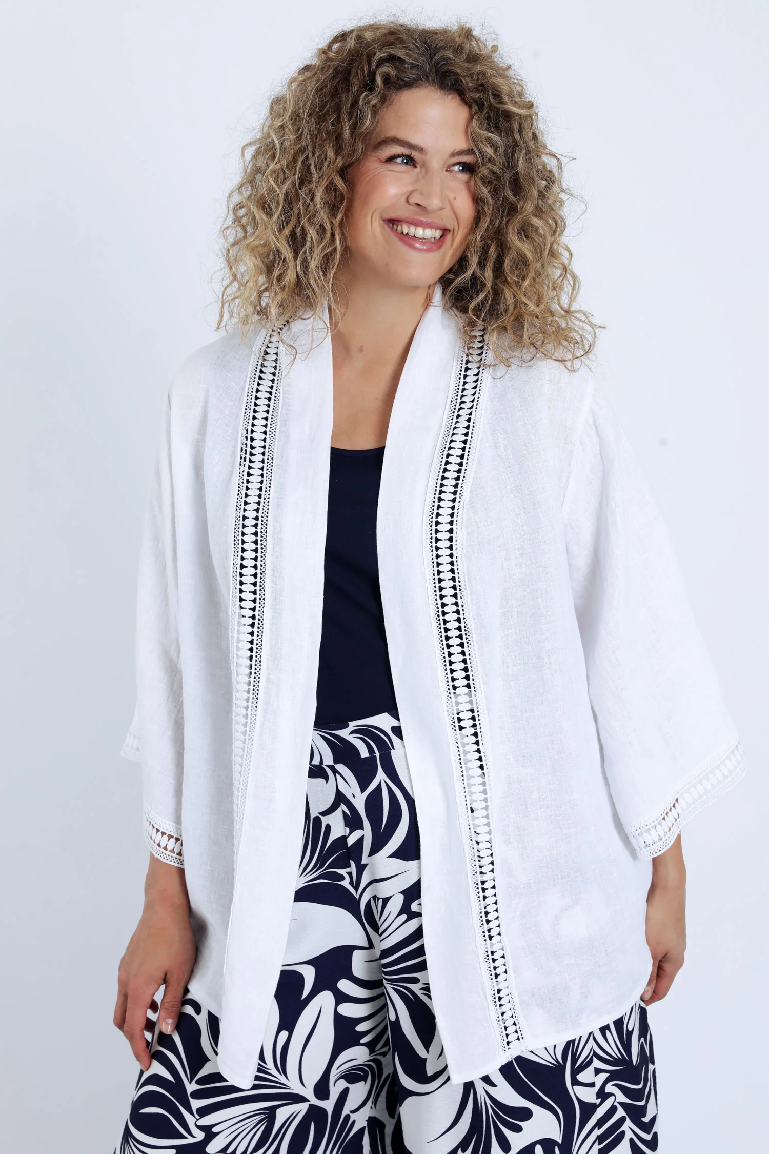Veste en lin unie détail ajouré